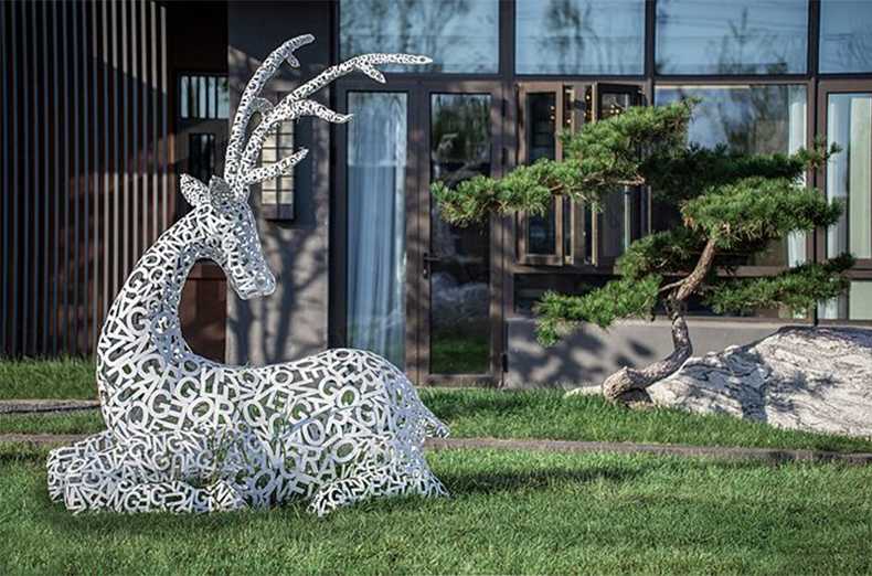 不銹鋼鹿，不銹鋼鏤空鹿，鏤空鹿景觀擺件，鏤空鹿雕塑，河北不銹鋼鹿廠家.jpg