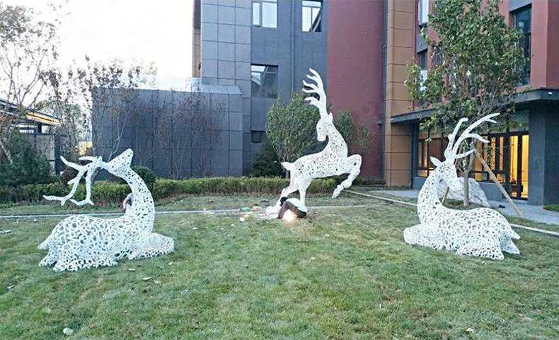 不銹鋼鹿，不銹鋼鏤空鹿，鏤空鹿景觀擺件，鏤空鹿雕塑，河北不銹鋼鹿廠家3.jpg